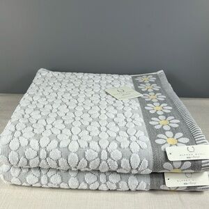 Alfred Sung Bath Towel Set Daisies Gray Yellow White Floral Cotton 2 pc Set NEW